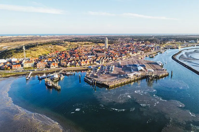 West-Terschelling vanuit de lucht, met de haven en de Brandaris
